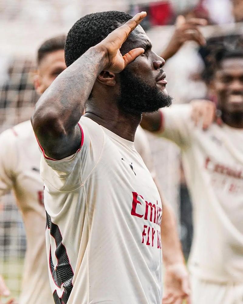 篮球湖人新秀完成生涯首次双双