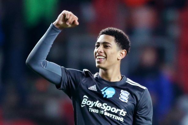 皇马因战术分歧和防守问题表现不稳定，哈维·阿隆索与球员矛盾缓和但压力仍大，需加速抢分以夺冠。