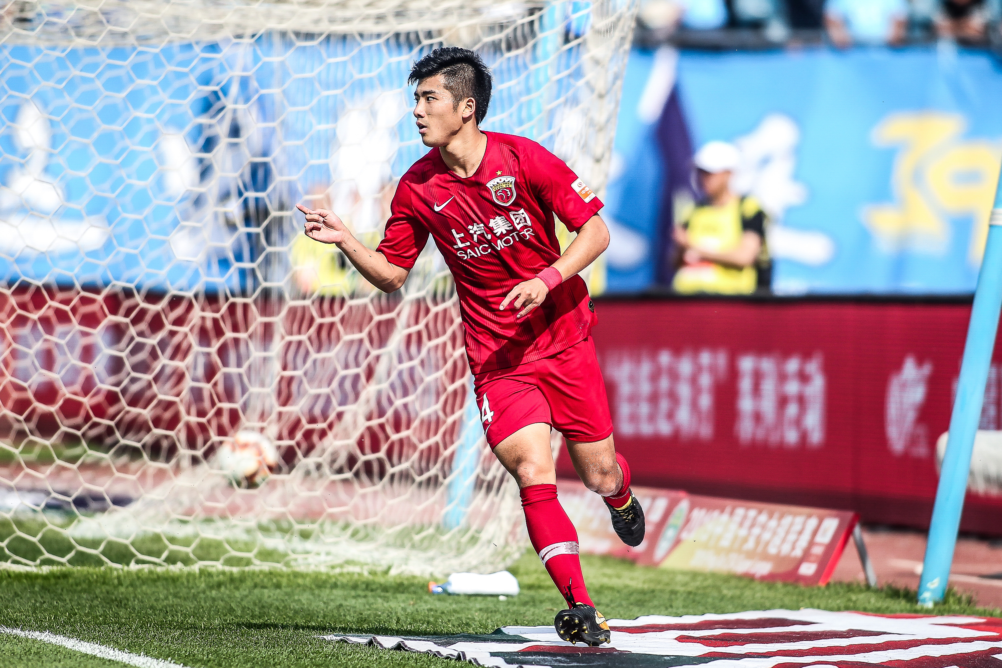 哈默德替补双响！摩洛哥加时3-2击败约旦，夺得阿拉伯杯冠军（替补奇兵哈默德梅开二度，摩洛哥加时3-2力克约旦捧起阿拉伯杯）