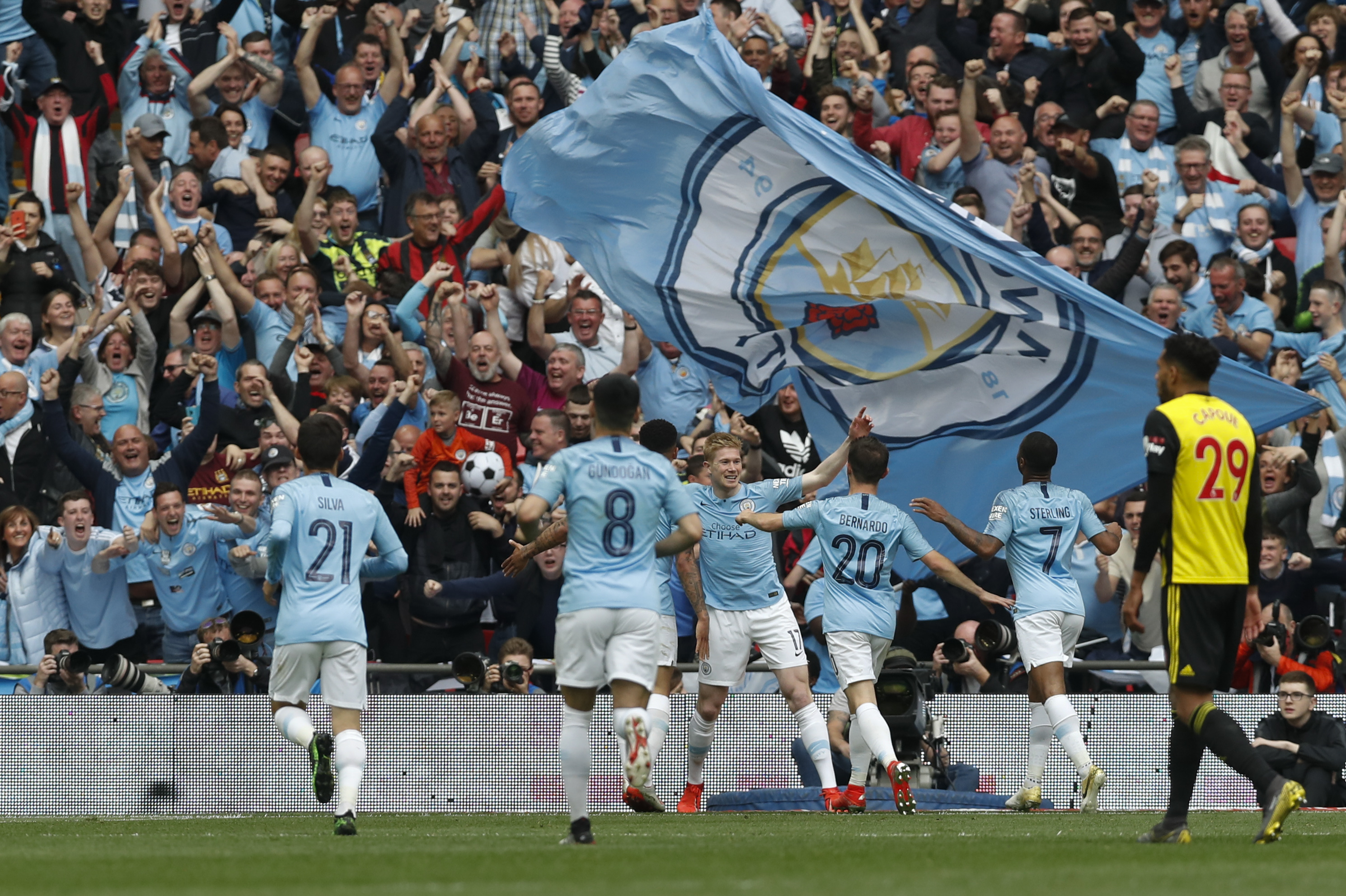 维尼修斯代表皇马40场欧冠 打进22球送出18记助攻（皇马维尼修斯欧冠出战40场：22球18助）