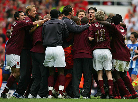 申花发布球队32岁生日海报，却把“32nd”写成“32th”