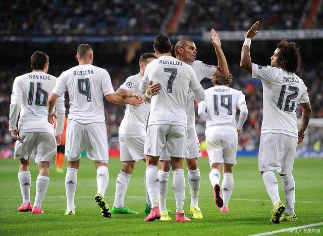 德甲战报：昂达夫戴帽+绝平，多特蒙德3-3斯图加特（德甲快讯：昂达夫上演帽子戏法压哨扳平，多特蒙德3-3战平斯图加特）