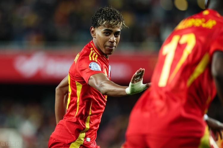 来砸场子的？几位C罗球迷现身梅西印度行看台，被安保请出场（几名C罗球迷亮相梅西印度行看台，随后被安保请离场）