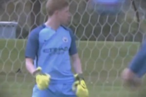 记者：斯卡洛尼将带着大力神杯参加世界杯抽签仪式