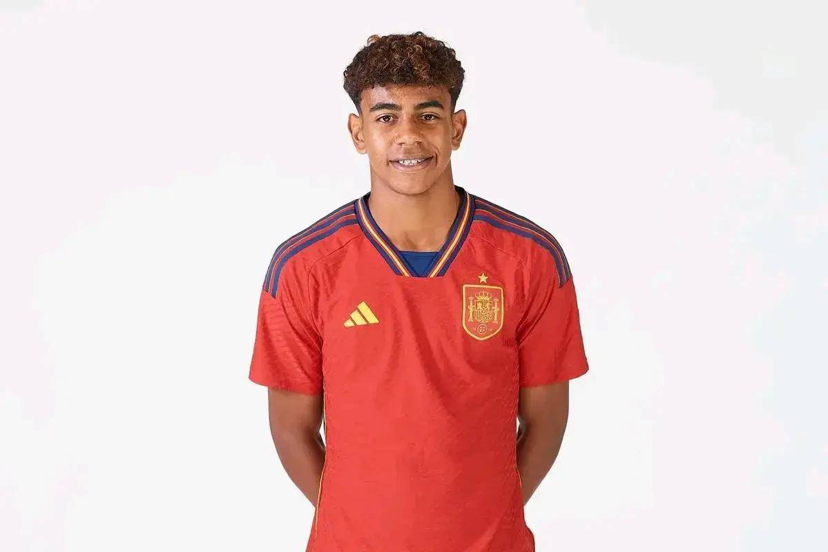 邵佳一FIFA年度最佳选票：登贝莱第一，萨拉赫第二、拉菲尼亚第三（邵佳一FIFA年度最佳投票排名：登贝莱居首，萨拉赫次席，拉菲尼亚第三）